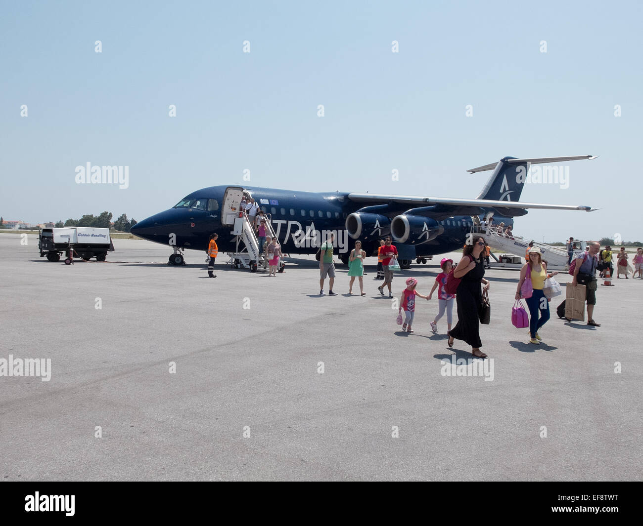 Un Astra Airlines Avro RJ in Samos International Airport, Grecia Foto Stock