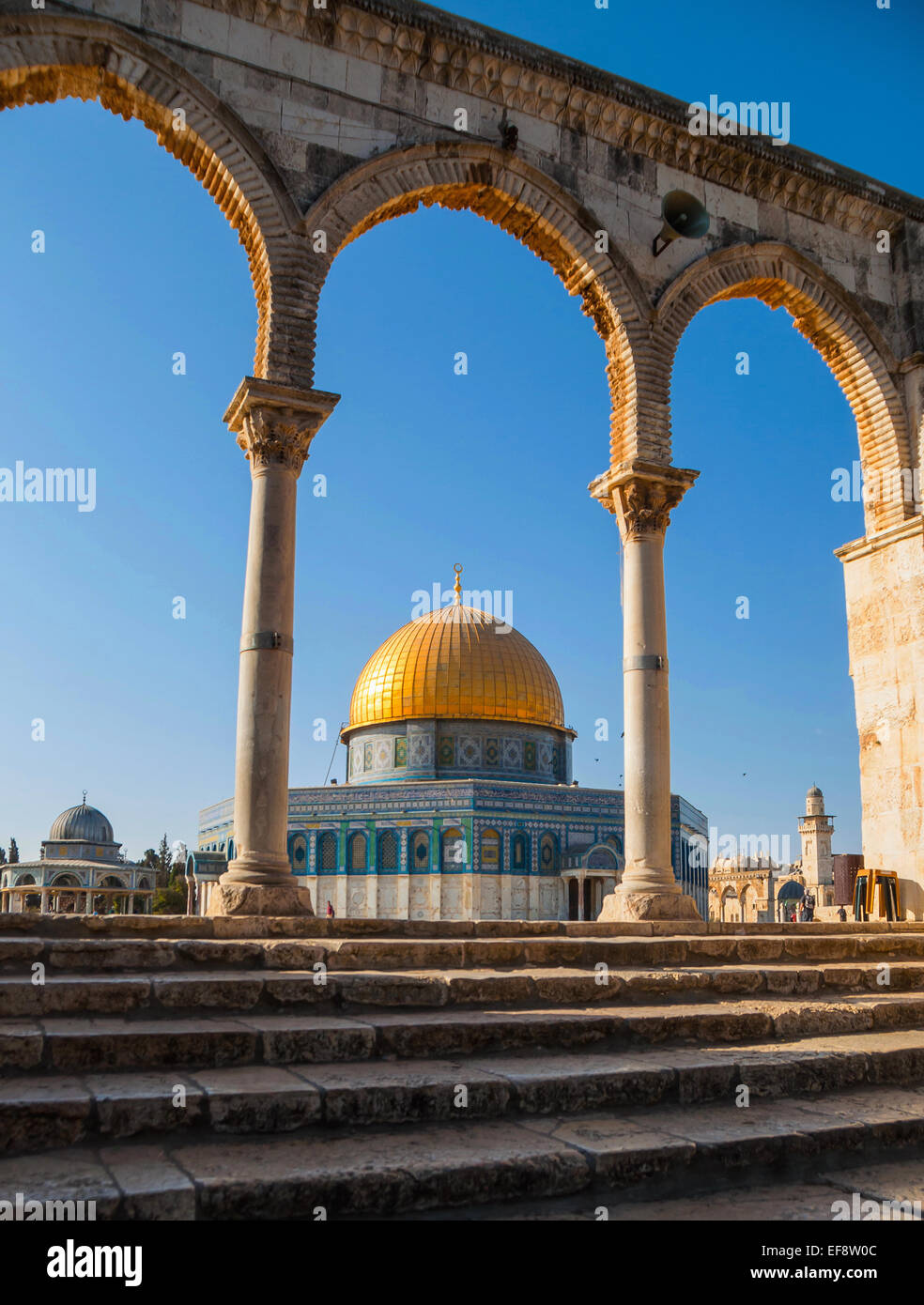 Israele, Gerusalemme, archi in pietra e la Cupola della roccia Foto Stock