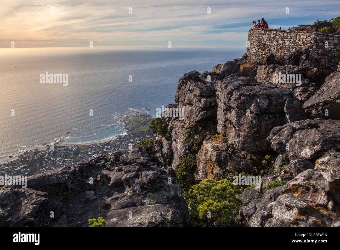 Sud Africa, Cape Town, persone per godersi la vista dalla cima della montagna della tavola Foto Stock