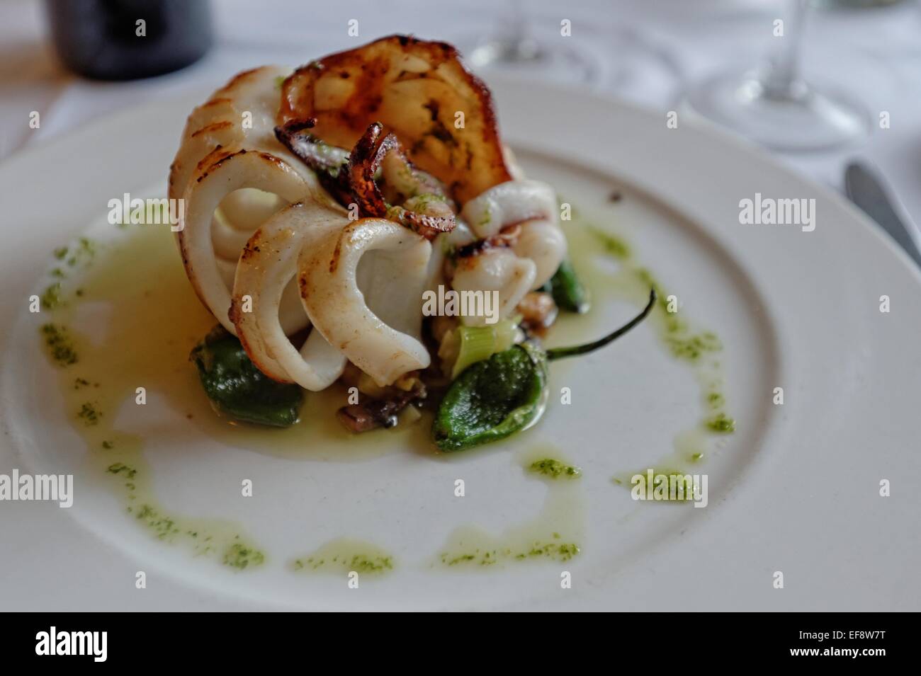 Calamari alla griglia con peperoncino e pancetta Foto Stock