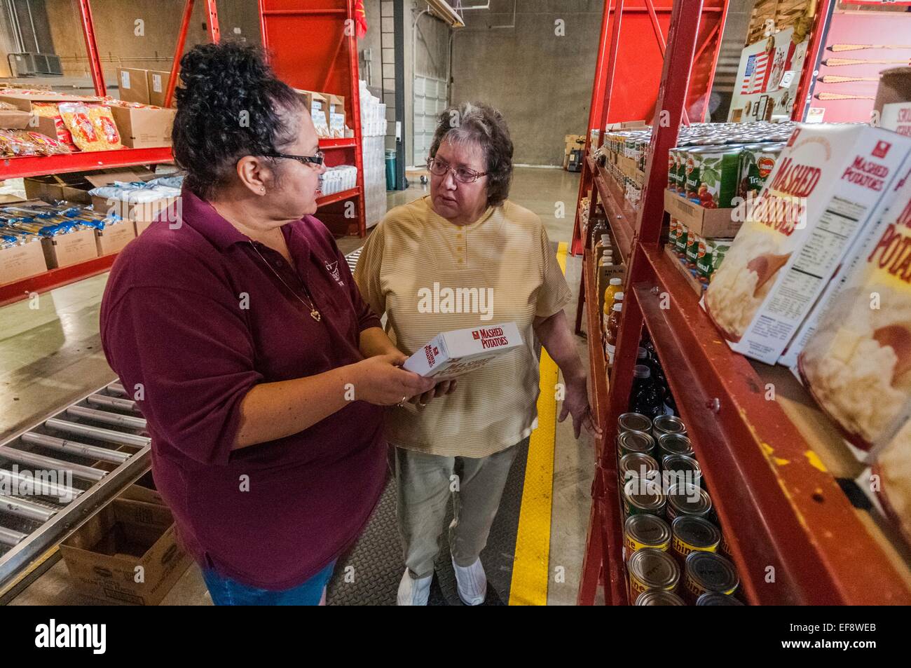 I dipendenti della distribuzione alimentare programma sulle riserve indiane riempie richieste presso il centro di distribuzione di aiuti alimentari in Sud Lakewood, WA. FDPIR è un programma federale che fornisce cibo nutritivo per famiglie a basso reddito. Foto Stock