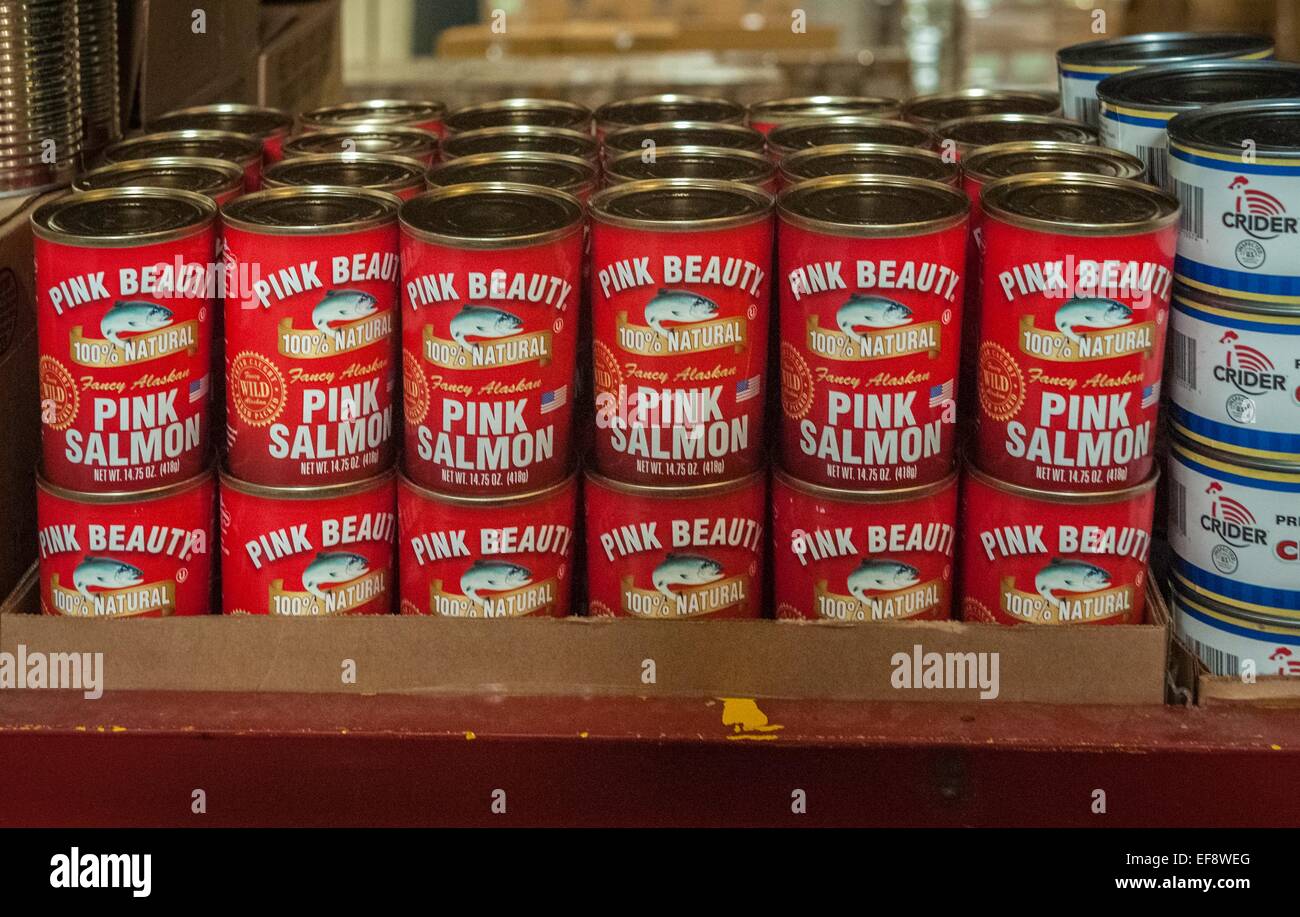 Salmone in scatola sugli scaffali della distribuzione alimentare programma sulle riserve indiane centro di distribuzione in Sud Lakewood, WA. FDPIR è un programma federale che fornisce cibo nutritivo per famiglie a basso reddito. Foto Stock