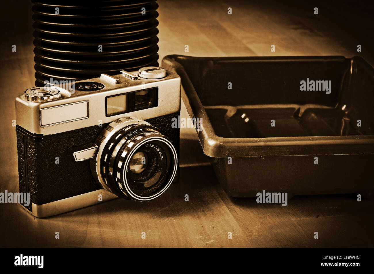 Immagine di un vintage fotocamera reflex, una vaschetta di sviluppo e un vassoio di sviluppo, con un effetto retrò Foto Stock