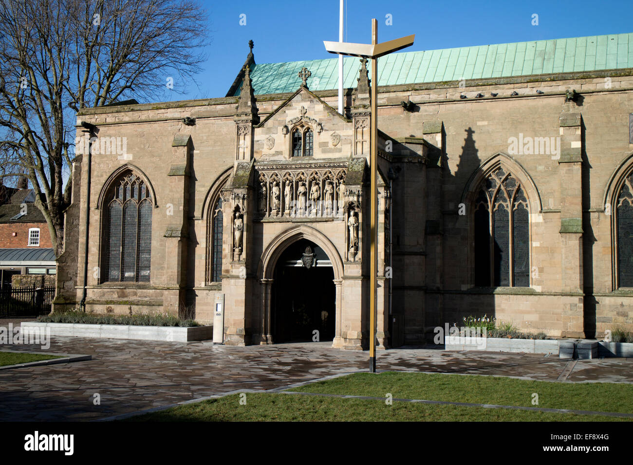 Leicester Duomo con portico sud dalla Cattedrale giardini, Leicestershire, Regno Unito Foto Stock