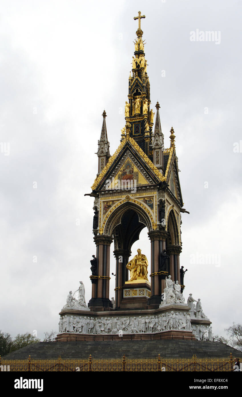 Regno Unito. Londra. L'Albert Memorial. Designer da Sir George Gilbert Scott nel revival gotico. I giardini di Kensington. 1872. Foto Stock