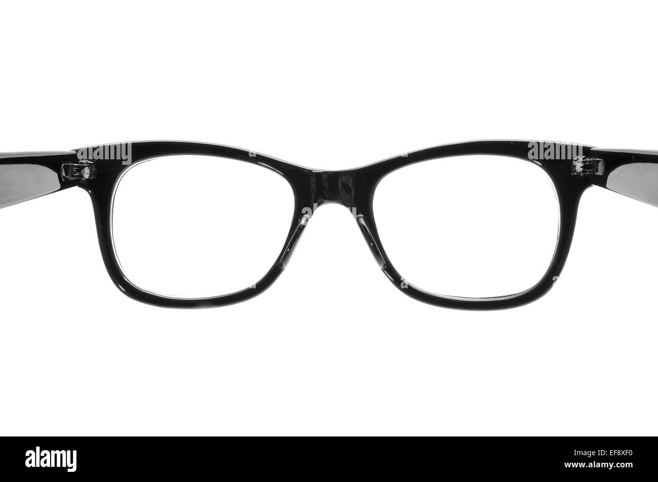 Primo piano di una plastica nera occhiali bordati su uno sfondo bianco, aperta come l'azione di metterle su Foto Stock