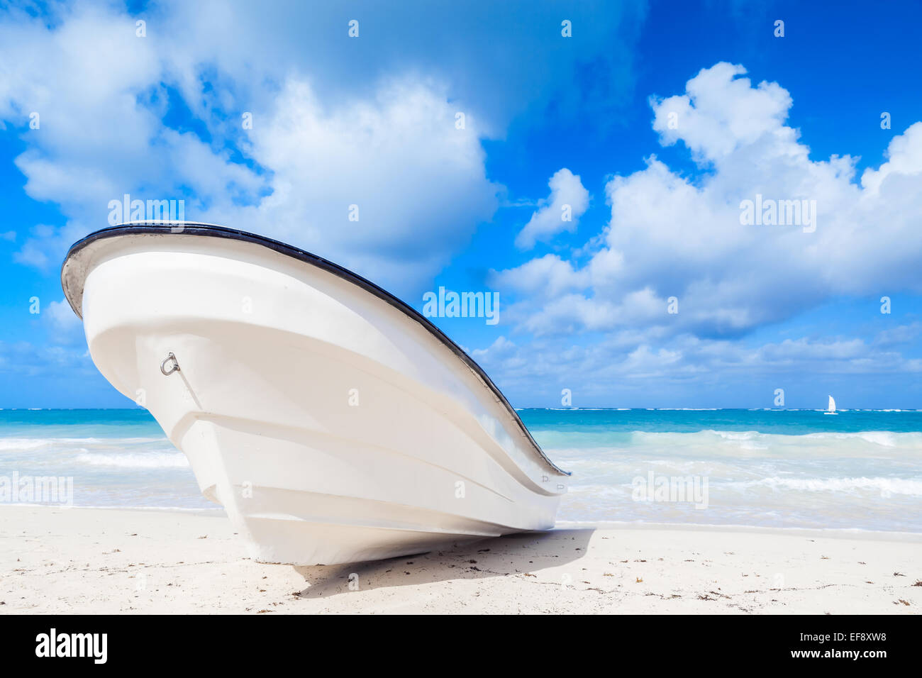 Piacere bianco imbarcazione a motore giace sulla spiaggia sabbiosa. Costa dell'Oceano Atlantico, Repubblica Dominicana Foto Stock