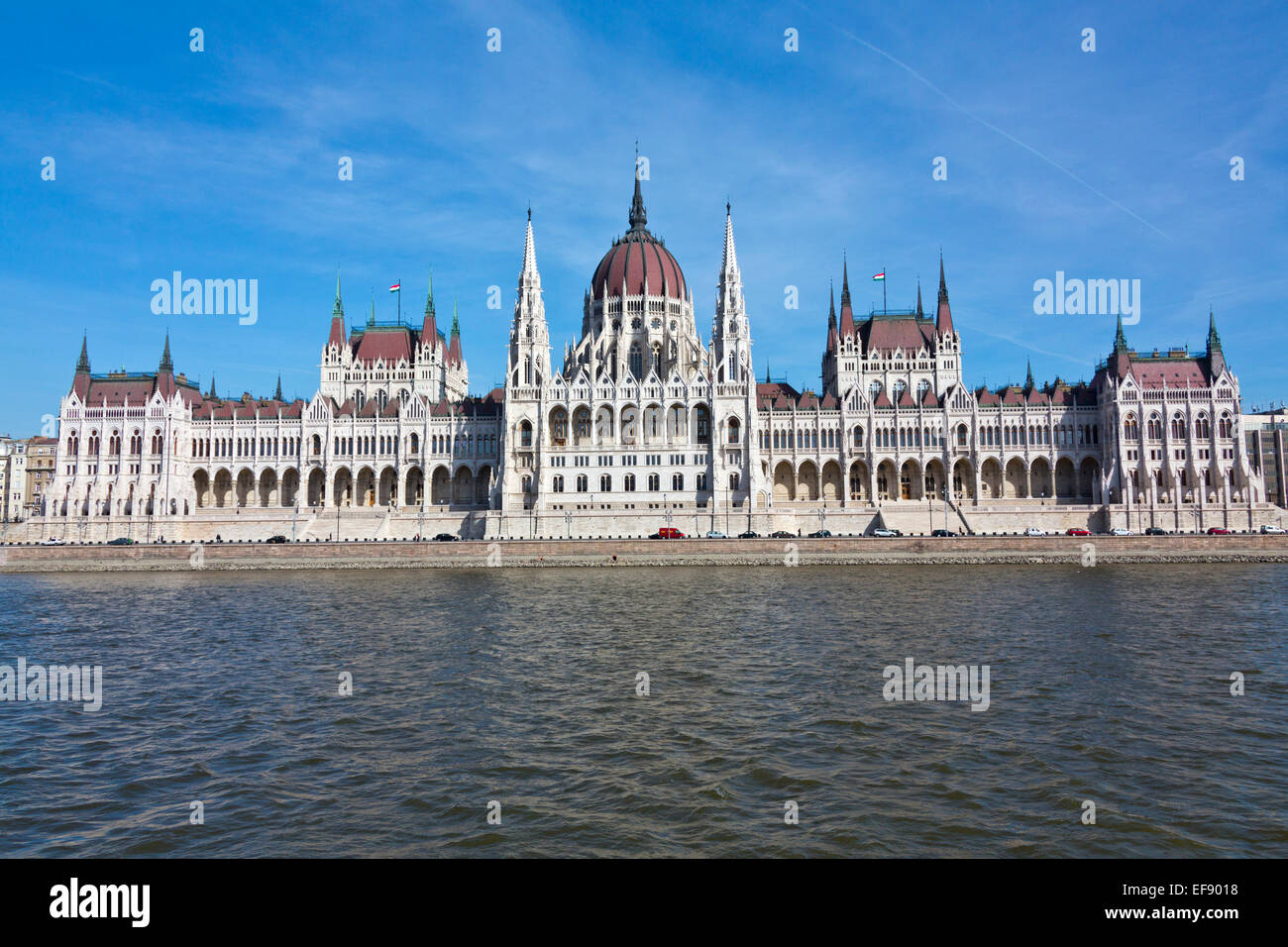 Parlamento ungherese edificio dal lato di Buda di Budapest, giornata di sole e cielo blu , oltre il fiume Danubio. Ungheria Foto Stock