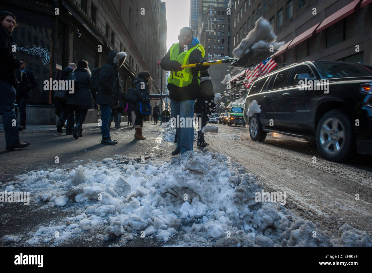 Gen 28, 2015 - Manhattan, New York, Stati Uniti - Afrendi Vasquez cancella la neve sulla Fifth Avenue a seguito della tempesta di neve in precedenza questa settimana, Mercoledì, Gennaio 28, 2015. (Credito Immagine: © Bryan Smith/ZUMA filo) Foto Stock