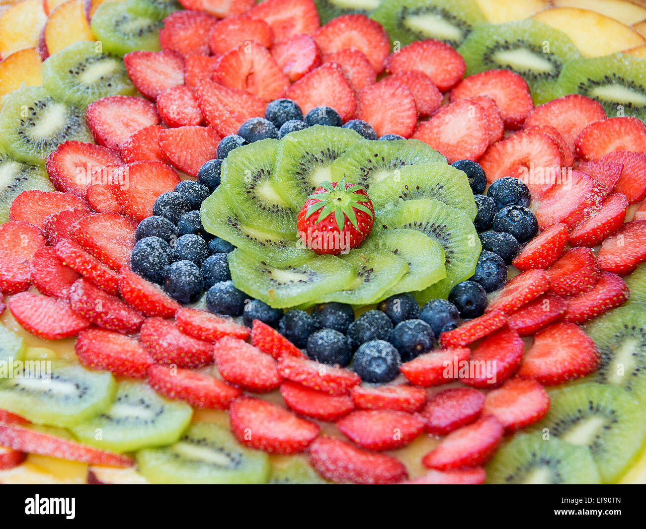 Torta alla frutta con bacche e altri frutti Foto Stock