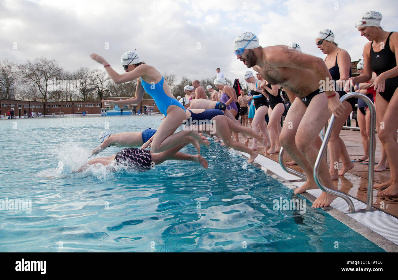 Circa 300 nuotatori ha preso parte al quarto Annual Piscina Società Dip dicembre al Parlamento Hill Lido, Hampstead Heath, London, England, Regno Unito Foto Stock