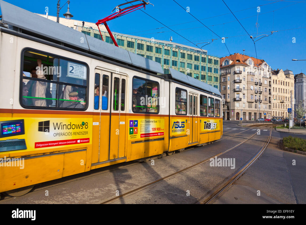 Giallo tram tram elettrico a Budapest Ungheria 141556 Budapest Foto Stock