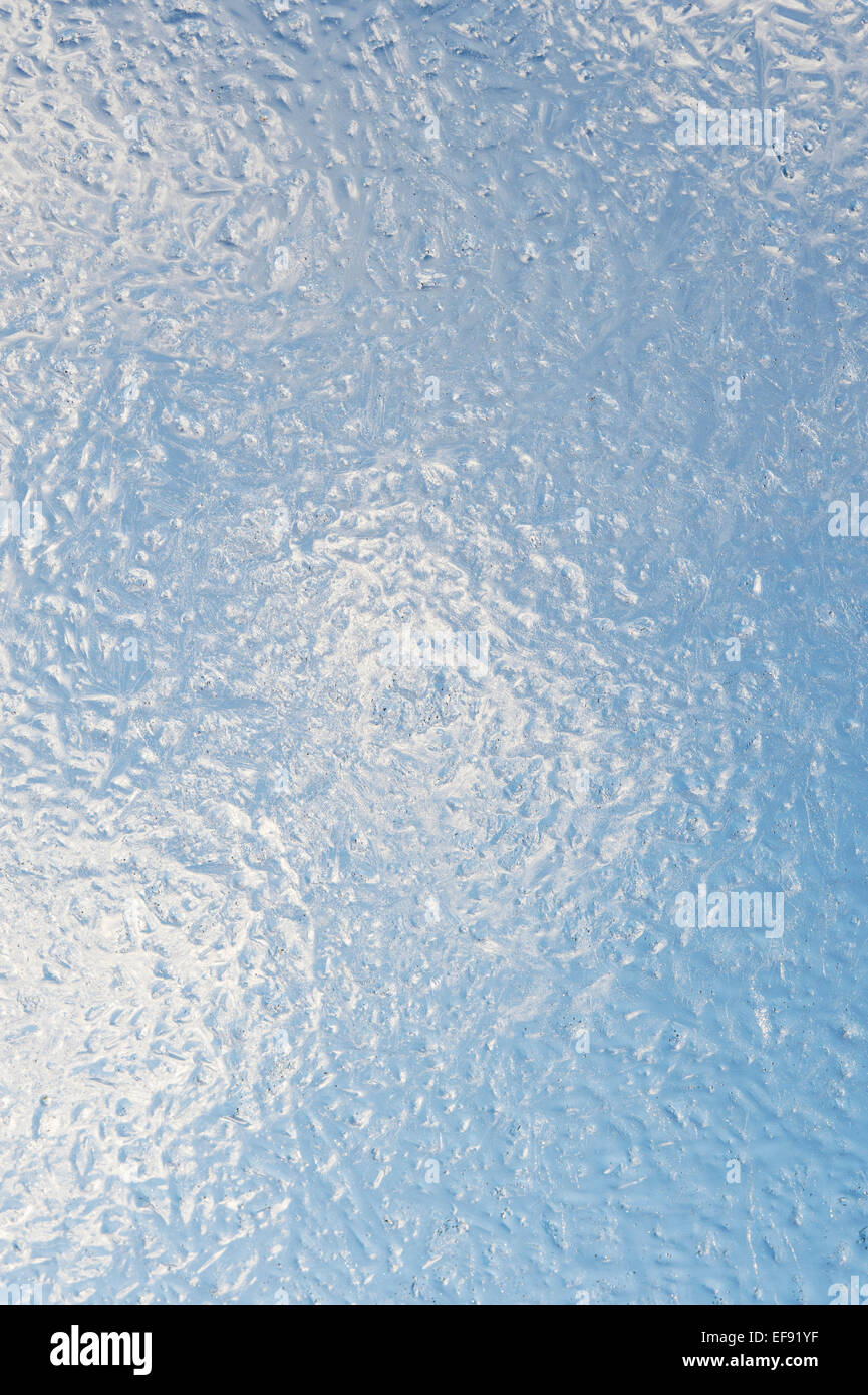 Textured pattern di ghiaccio contro blu cielo molto nuvoloso Foto Stock