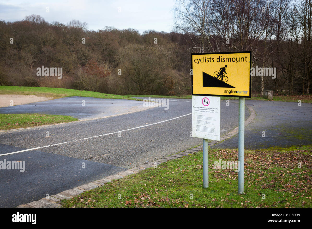 Segnale di avvertimento per i ciclisti di smontare prima di una ripida collina. Foto Stock