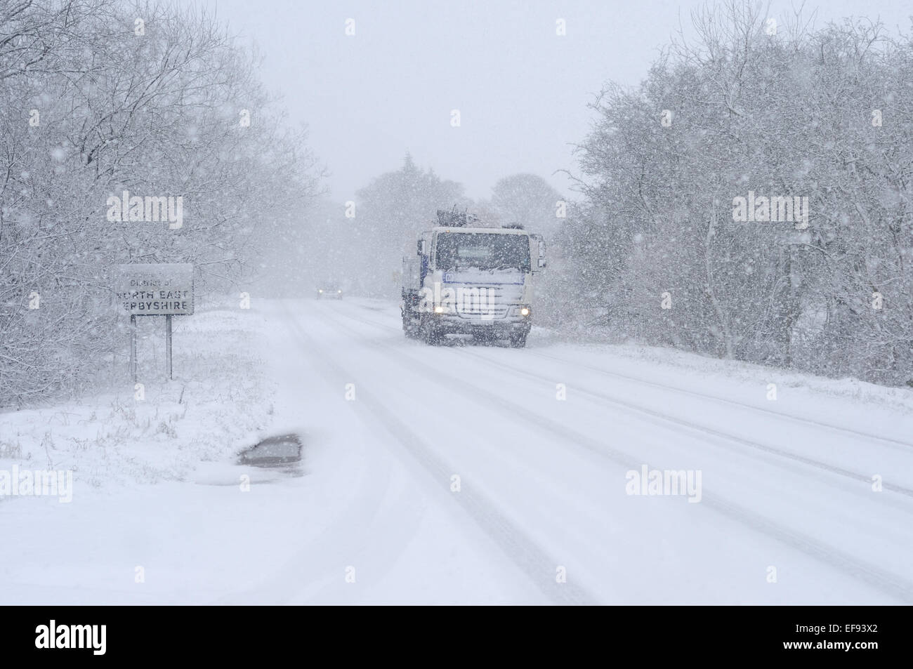 Nord Est Derbyshire, Regno Unito. Il 29 gennaio, 2015. Regno Unito: meteo neve pesante e blizzard condizioni spazzato attraverso il Derbyshire causando caos ,entro un'ora le strade sono state bloccate e i veicoli abbandonati lungo la banchina .più neve è prevista al più tardi oggi . Credito: IFIMAGE/Alamy Live News Foto Stock