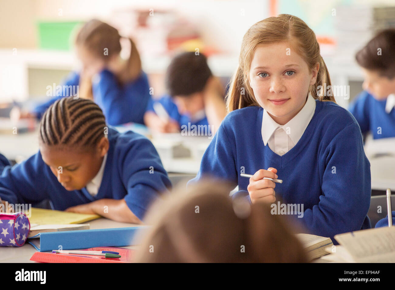 I bambini delle elementari in classe durante la lezione Foto Stock