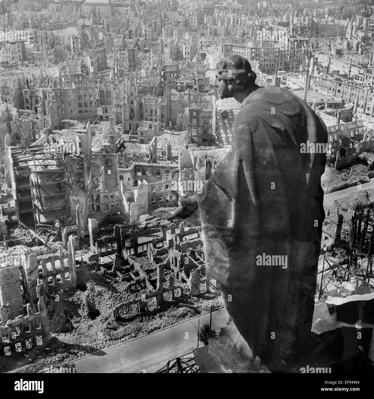 La foto dal famoso fotografo Richard Peter sen, mostra la vista dalla torre del municipio (Rathaus) verso sud oltre la città distrutta di Dresda con la 'Bonitas' scultura (Allegoria della bontà). La foto è stata scattata nel 1945. In particolare la Allied incursioni aeree tra il 13 e 14 febbraio 1945 ha portato ad ampie distruzioni della città. Foto: Deutsche Fotothek / Richard Peter sen.- NESSUN SERVIZIO DI FILO Foto Stock