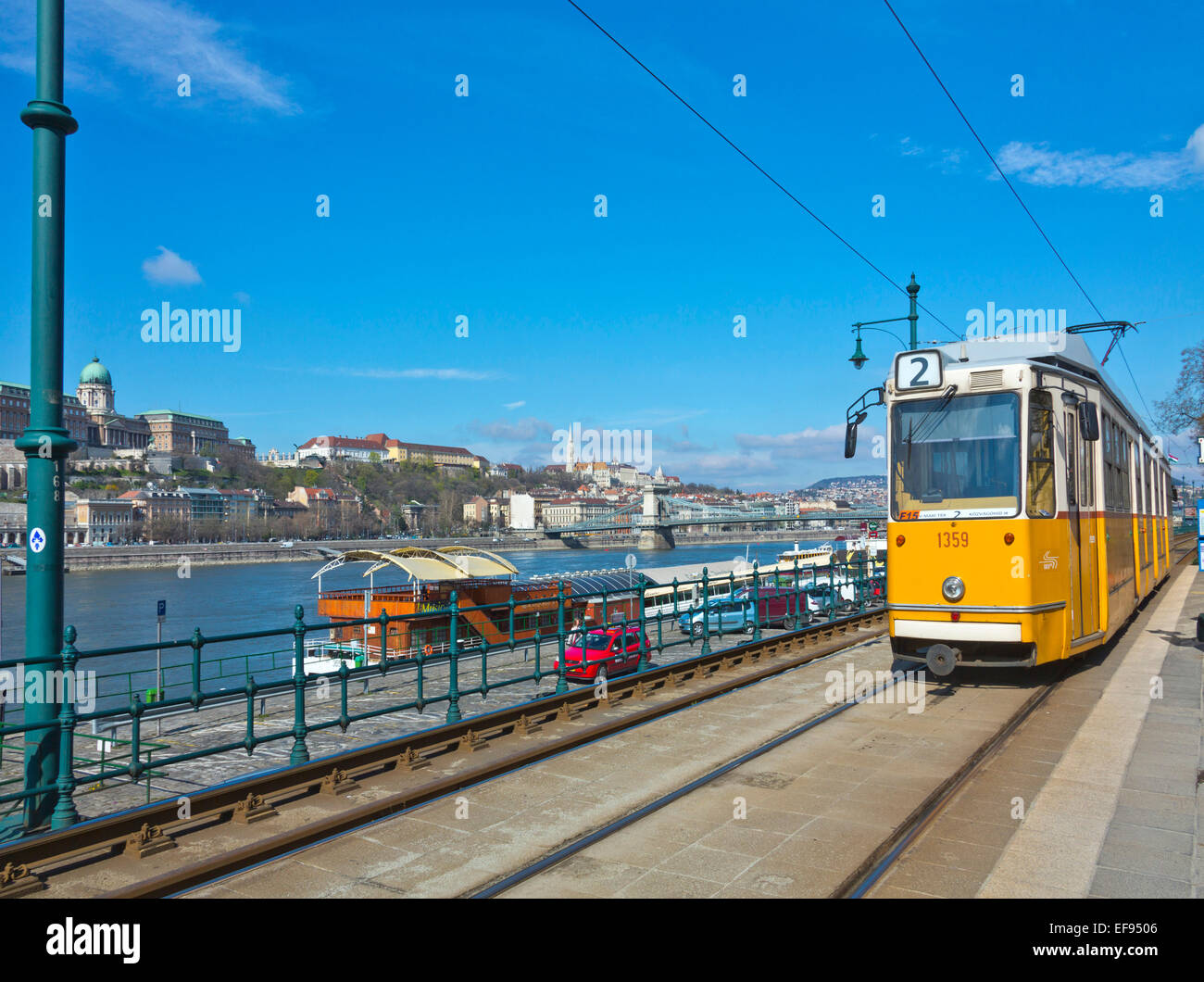 Giallo tram tram elettrico vicino al fiume Danubio a Budapest Ungheria 141554 Budapest Foto Stock