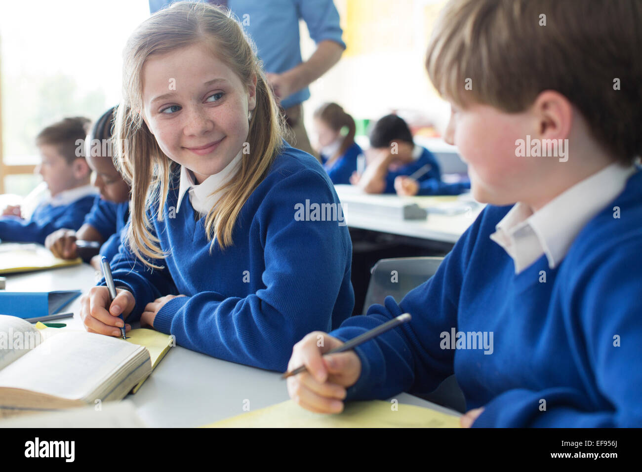 La scolaretta e schoolboy apprendimento in aula Foto Stock