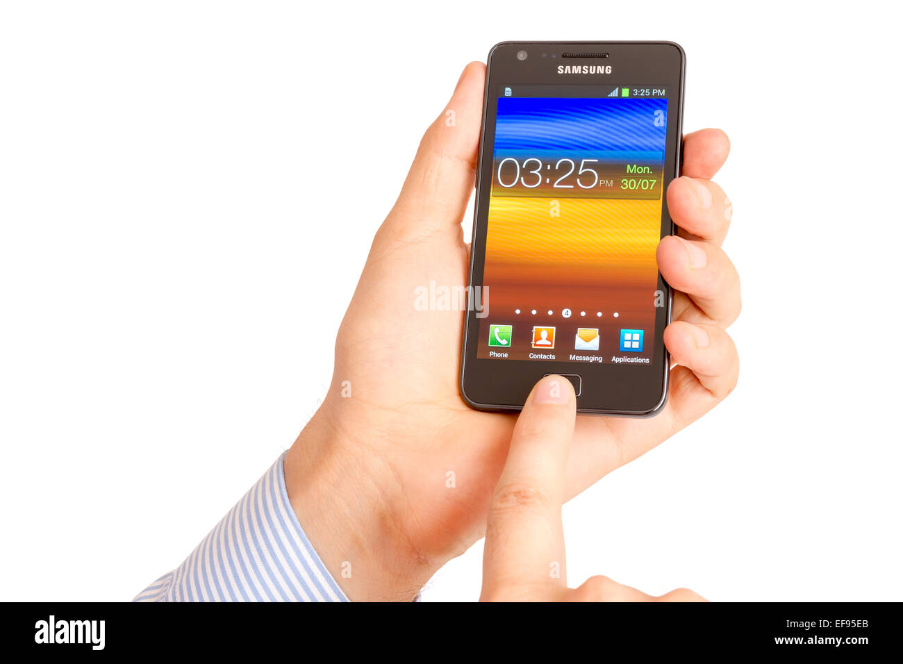 Mano che trattiene il Samsung Galaxy S2. Foto Stock