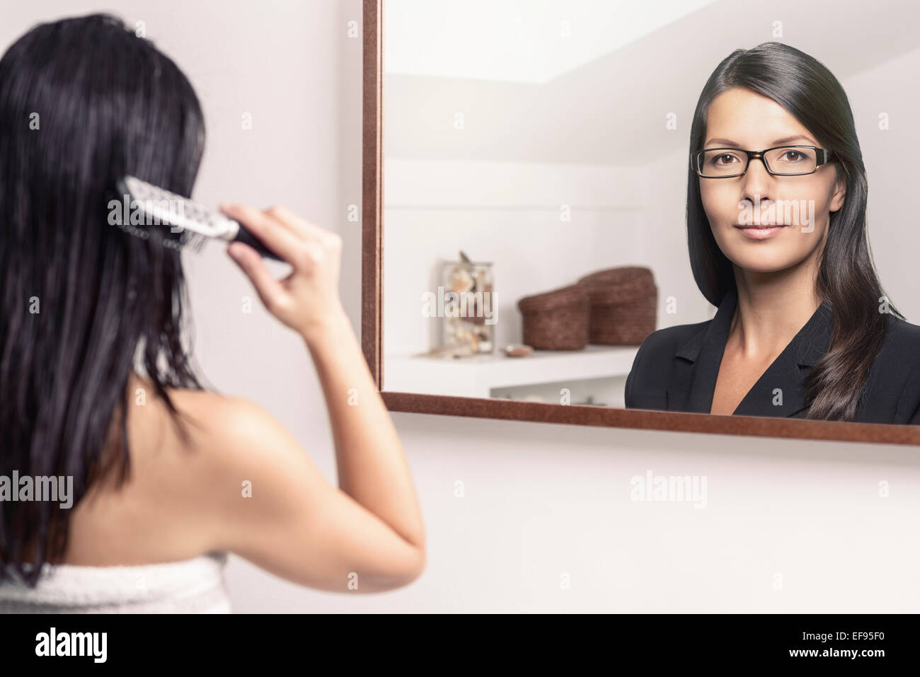 Donna concettuale di fresco da doccia pettinare i capelli con imprenditrice la riflessione sullo specchio. Foto Stock