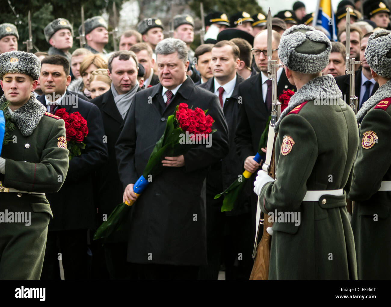 Kiev, Ucraina. 29 gen, 2015. Presidente Poroshenko, 29 gennaio 2015, ha partecipato alla cerimonia Kruty eroi, giovani ragazzi che in questo giorno nel 1918 vicino alla stazione Kruty nella regione di Chernihiv è entrato in una battaglia impari con i bolscevichi e sono morti di una morte eroica per l'Ucraina Repubblica popolare. Il presidente di cui fiori al memorial cross per gli eroi di Kruty Askold alla tomba di Kiev, dove la parte delle vittime reburied. Insieme con i partecipanti della cerimonia il Presidente ha reso omaggio ai caduti minuto di silenzio. Credito: Igor Golovnov/Alamy Live News Foto Stock