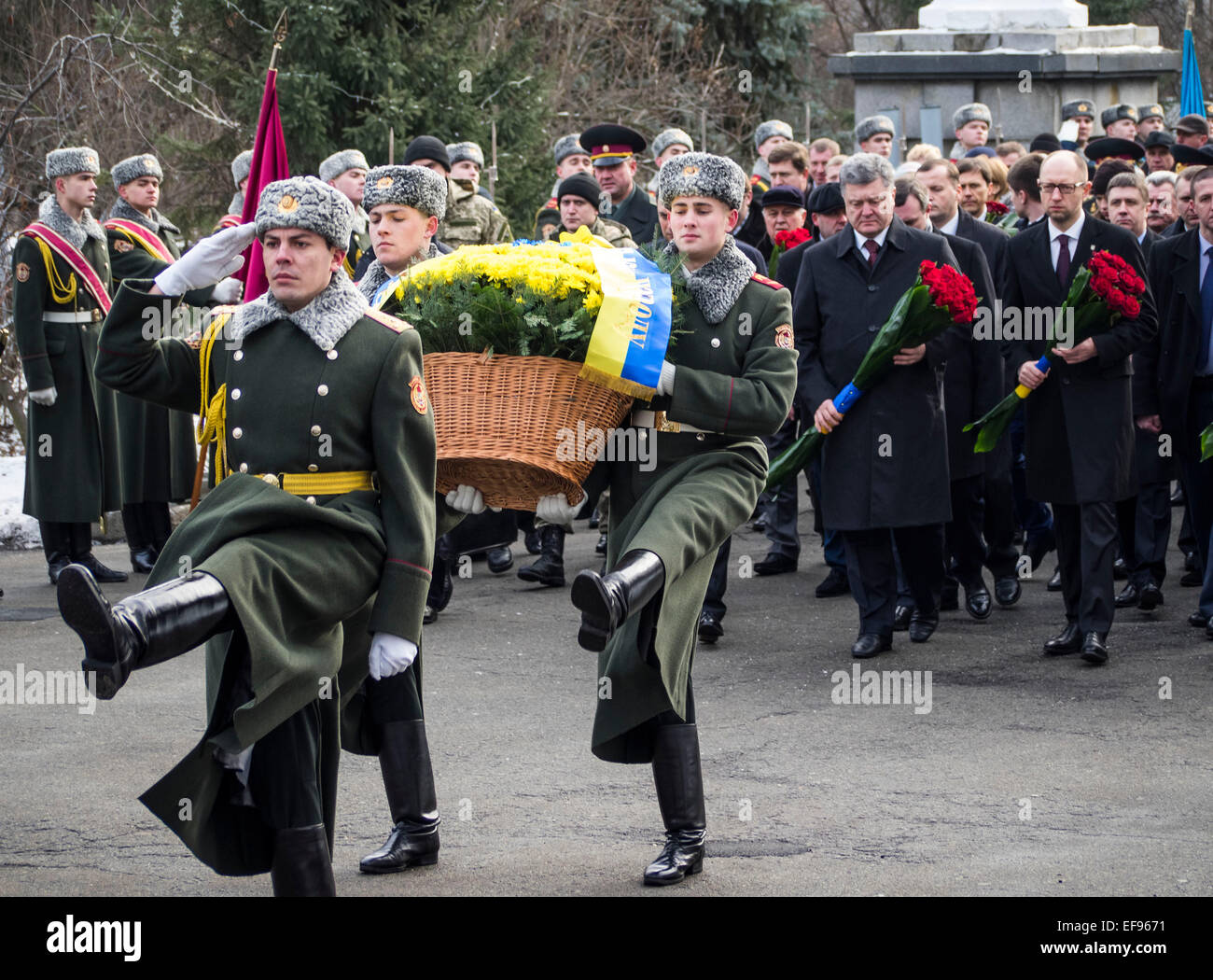 Kiev, Ucraina. 29 gen, 2015. Presidente Poroshenko, 29 gennaio 2015, ha partecipato alla cerimonia Kruty eroi, giovani ragazzi che in questo giorno nel 1918 vicino alla stazione Kruty nella regione di Chernihiv è entrato in una battaglia impari con i bolscevichi e sono morti di una morte eroica per l'Ucraina Repubblica popolare. Il presidente di cui fiori al memorial cross per gli eroi di Kruty Askold alla tomba di Kiev, dove la parte delle vittime reburied. Insieme con i partecipanti della cerimonia il Presidente ha reso omaggio ai caduti minuto di silenzio. Credito: Igor Golovnov/Alamy Live News Foto Stock