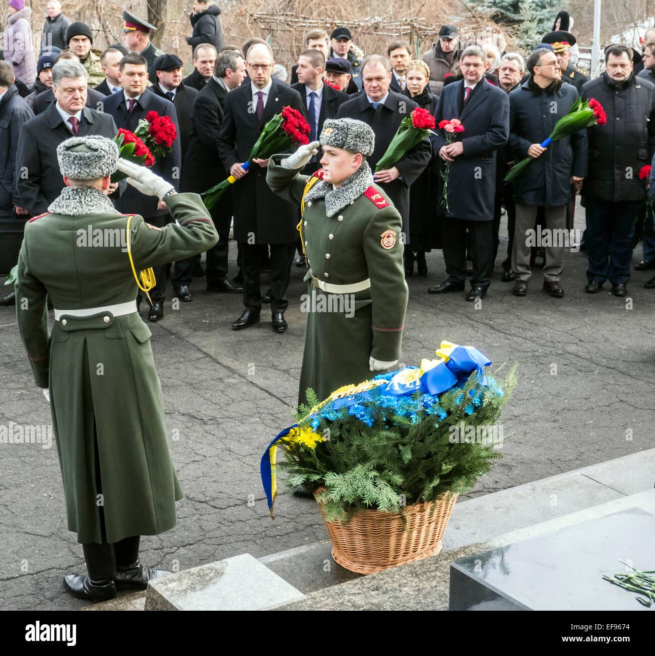 Kiev, Ucraina. 29 gen, 2015. Presidente Poroshenko, 29 gennaio 2015, ha partecipato alla cerimonia Kruty eroi, giovani ragazzi che in questo giorno nel 1918 vicino alla stazione Kruty nella regione di Chernihiv è entrato in una battaglia impari con i bolscevichi e sono morti di una morte eroica per l'Ucraina Repubblica popolare. Il presidente di cui fiori al memorial cross per gli eroi di Kruty Askold alla tomba di Kiev, dove la parte delle vittime reburied. Insieme con i partecipanti della cerimonia il Presidente ha reso omaggio ai caduti minuto di silenzio. Credito: Igor Golovnov/Alamy Live News Foto Stock