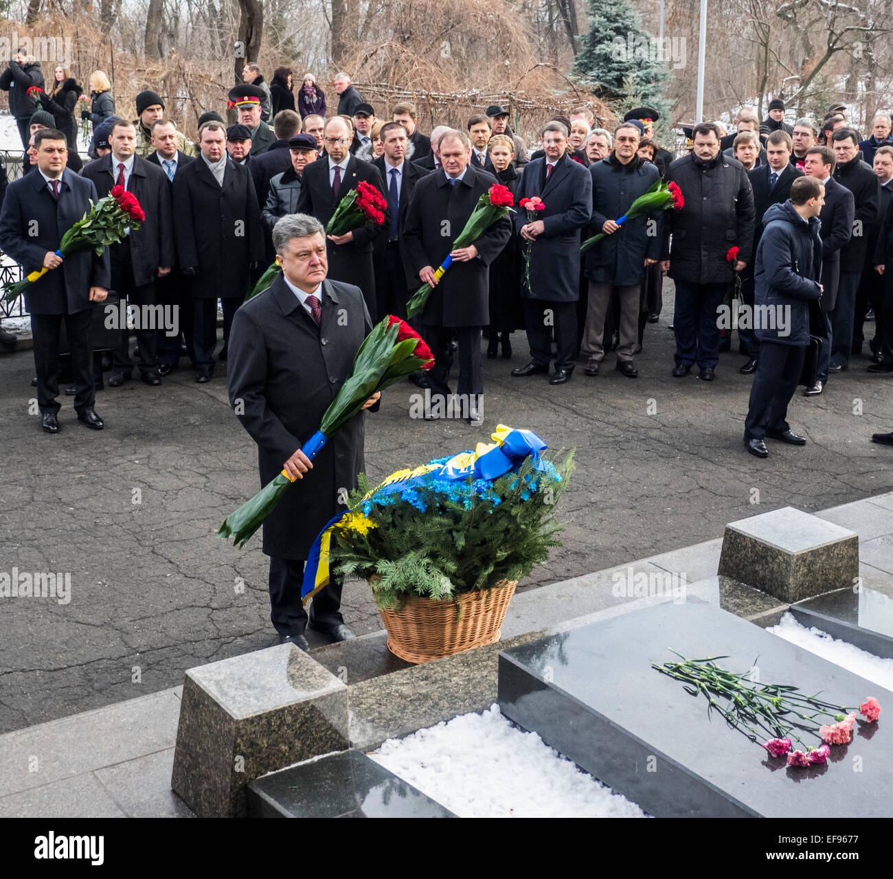 Kiev, Ucraina. 29 gen, 2015. Presidente Poroshenko, 29 gennaio 2015, ha partecipato alla cerimonia Kruty eroi, giovani ragazzi che in questo giorno nel 1918 vicino alla stazione Kruty nella regione di Chernihiv è entrato in una battaglia impari con i bolscevichi e sono morti di una morte eroica per l'Ucraina Repubblica popolare. Il presidente di cui fiori al memorial cross per gli eroi di Kruty Askold alla tomba di Kiev, dove la parte delle vittime reburied. Insieme con i partecipanti della cerimonia il Presidente ha reso omaggio ai caduti minuto di silenzio. Credito: Igor Golovnov/Alamy Live News Foto Stock