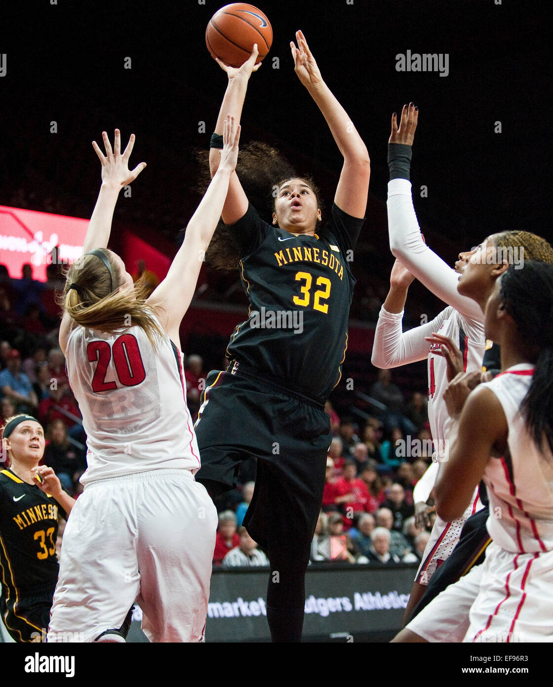 Piscataway, New Jersey, USA. 25 gennaio, 2015. Rutgers' nel centro di Christa Evans (20) difende la Minnesota del centro di Amanda Zahui (32) nel primo semestre durante grandi 10 Conferenza azione di pallacanestro tra la Rutgers Scarlet Knights e il Minnesota i Gopher al Louis Brown Athletic Centre (RAC) in Piscataway, New Jersey. Rutgers sconfitto Minnesota 66-61. © csm/Alamy Live News Foto Stock