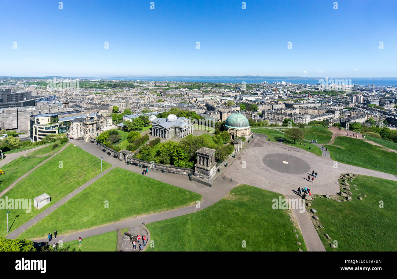 La vecchia città Osservatorio sulla Calton Hill in Edinburgh visto dal Monumento Nelson. Foto Stock