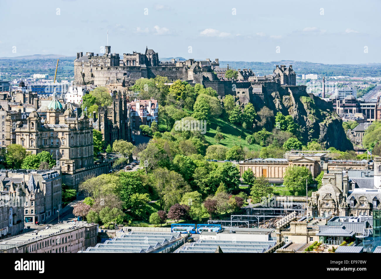 Il Castello di Edimburgo visto dal Monumento Nelson su Calton Hill Edinburgh Scozia Scotland Foto Stock
