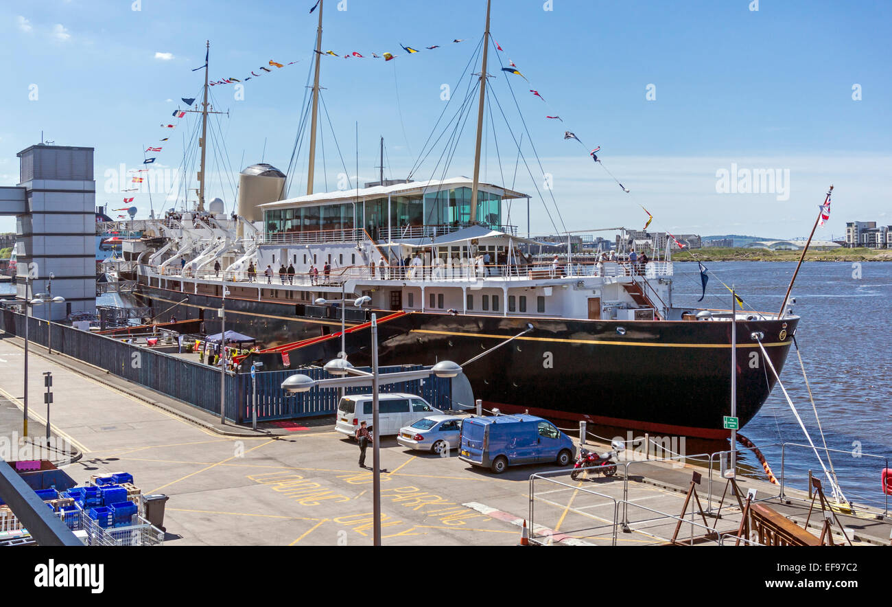 Formerly Royal Yacht Britannia ormeggiata presso il terminale A VUE Ocean-Terminal Shopping Centre in Leith Docks Edimburgo in Scozia Foto Stock