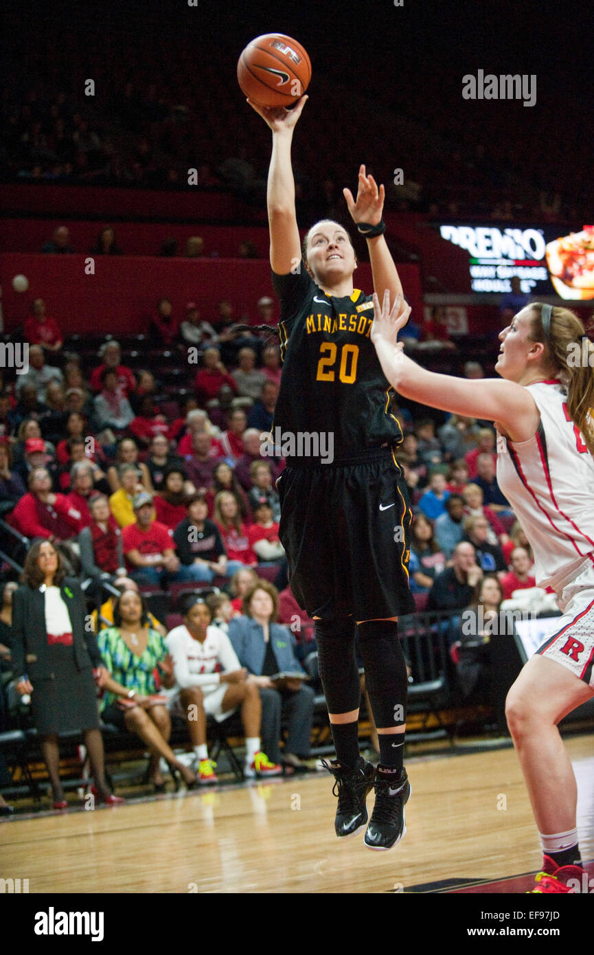 Il 25 gennaio, 2015 - Piscataway, New Jersey, Stati Uniti - Minnesota la guardia/avanti Kayla Hirt (20) spara su Rutgers' nel centro di Christa Evans (20) nel primo semestre durante grandi 10 Conferenza azione di pallacanestro tra la Rutgers Scarlet Knights e il Minnesota i Gopher al Louis Brown Athletic Centre (RAC) in Piscataway, New Jersey. Rutgers sconfitto Minnesota 66-61. Foto Stock