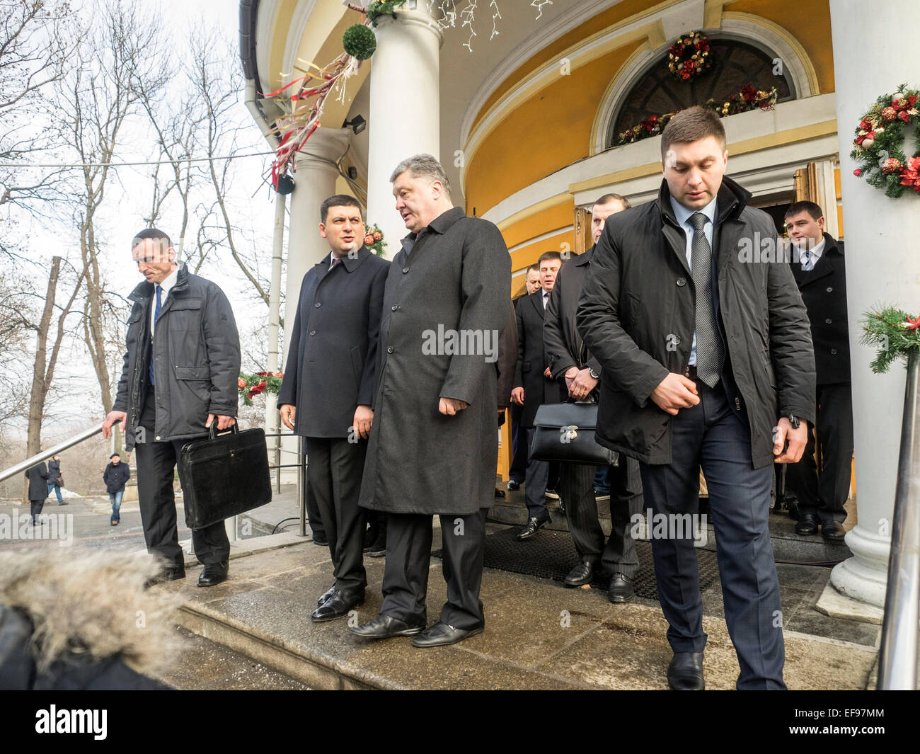 Kiev, Ucraina. 29 gen, 2015. Presidente Poroshenko, 29 gennaio 2015, ha partecipato alla cerimonia Kruty eroi, giovani ragazzi che in questo giorno nel 1918 vicino alla stazione Kruty nella regione di Chernihiv è entrato in una battaglia impari con i bolscevichi e sono morti di una morte eroica per l'Ucraina Repubblica popolare. Il presidente di cui fiori al memorial cross per gli eroi di Kruty Askold alla tomba di Kiev, dove la parte delle vittime reburied. Insieme con i partecipanti della cerimonia il Presidente ha reso omaggio ai caduti minuto di silenzio.Kiev, Ucraina. 29 gen, 2015. © Igor Golovnov/Alamy Live ne Foto Stock