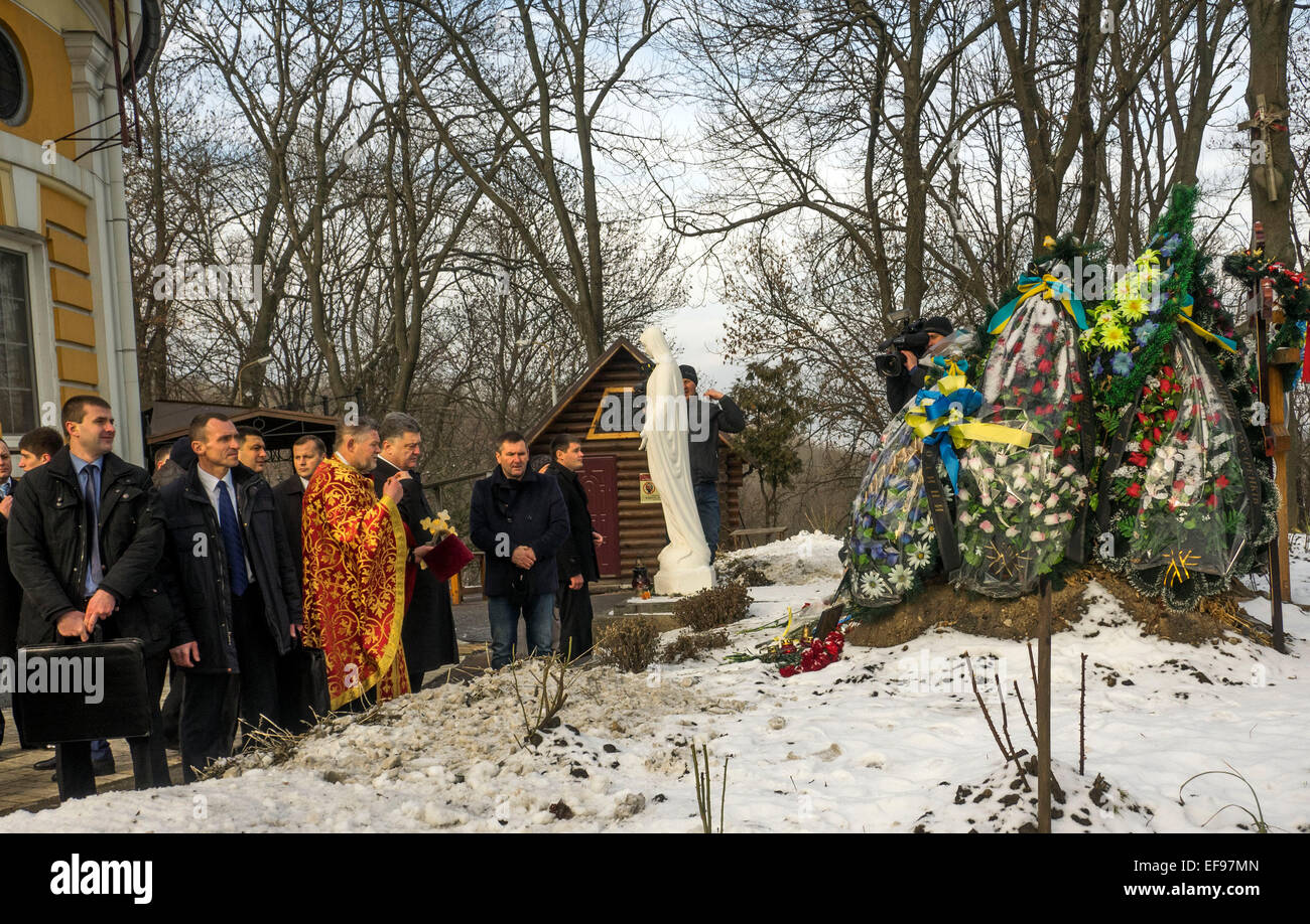 Kiev, Ucraina. 29 gen, 2015. Presidente Poroshenko, 29 gennaio 2015, ha partecipato alla cerimonia Kruty eroi, giovani ragazzi che in questo giorno nel 1918 vicino alla stazione Kruty nella regione di Chernihiv è entrato in una battaglia impari con i bolscevichi e sono morti di una morte eroica per l'Ucraina Repubblica popolare. Il presidente di cui fiori al memorial cross per gli eroi di Kruty Askold alla tomba di Kiev, dove la parte delle vittime reburied. Insieme con i partecipanti della cerimonia il Presidente ha reso omaggio ai caduti minuto di silenzio.Kiev, Ucraina. 29 gen, 2015. © Igor Golovnov/Alamy Live ne Foto Stock