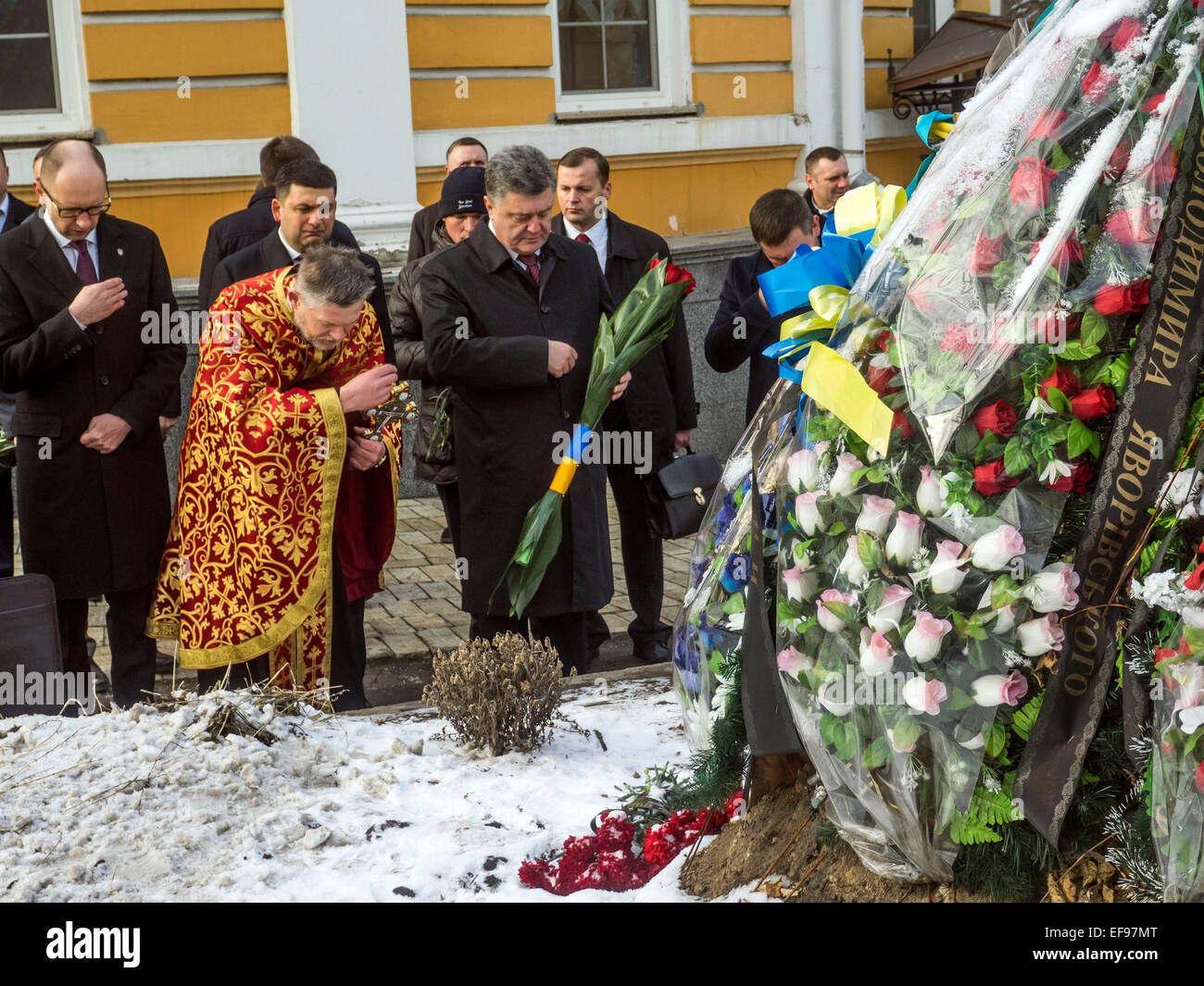 Kiev, Ucraina. 29 gen, 2015. Presidente Poroshenko, 29 gennaio 2015, ha partecipato alla cerimonia Kruty eroi, giovani ragazzi che in questo giorno nel 1918 vicino alla stazione Kruty nella regione di Chernihiv è entrato in una battaglia impari con i bolscevichi e sono morti di una morte eroica per l'Ucraina Repubblica popolare. Il presidente di cui fiori al memorial cross per gli eroi di Kruty Askold alla tomba di Kiev, dove la parte delle vittime reburied. Insieme con i partecipanti della cerimonia il Presidente ha reso omaggio ai caduti minuto di silenzio.Kiev, Ucraina. 29 gen, 2015. © Igor Golovnov/Alamy Live ne Foto Stock