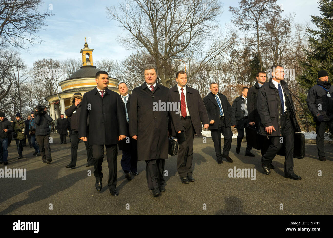 Kiev, Ucraina. 29 gen, 2015. Presidente Poroshenko, 29 gennaio 2015, ha partecipato alla cerimonia Kruty eroi, giovani ragazzi che in questo giorno nel 1918 vicino alla stazione Kruty nella regione di Chernihiv è entrato in una battaglia impari con i bolscevichi e sono morti di una morte eroica per l'Ucraina Repubblica popolare. Il presidente di cui fiori al memorial cross per gli eroi di Kruty Askold alla tomba di Kiev, dove la parte delle vittime reburied. Insieme con i partecipanti della cerimonia il Presidente ha reso omaggio ai caduti minuto di silenzio.Kiev, Ucraina. 29 gen, 2015. © Igor Golovnov/Alamy Live ne Foto Stock