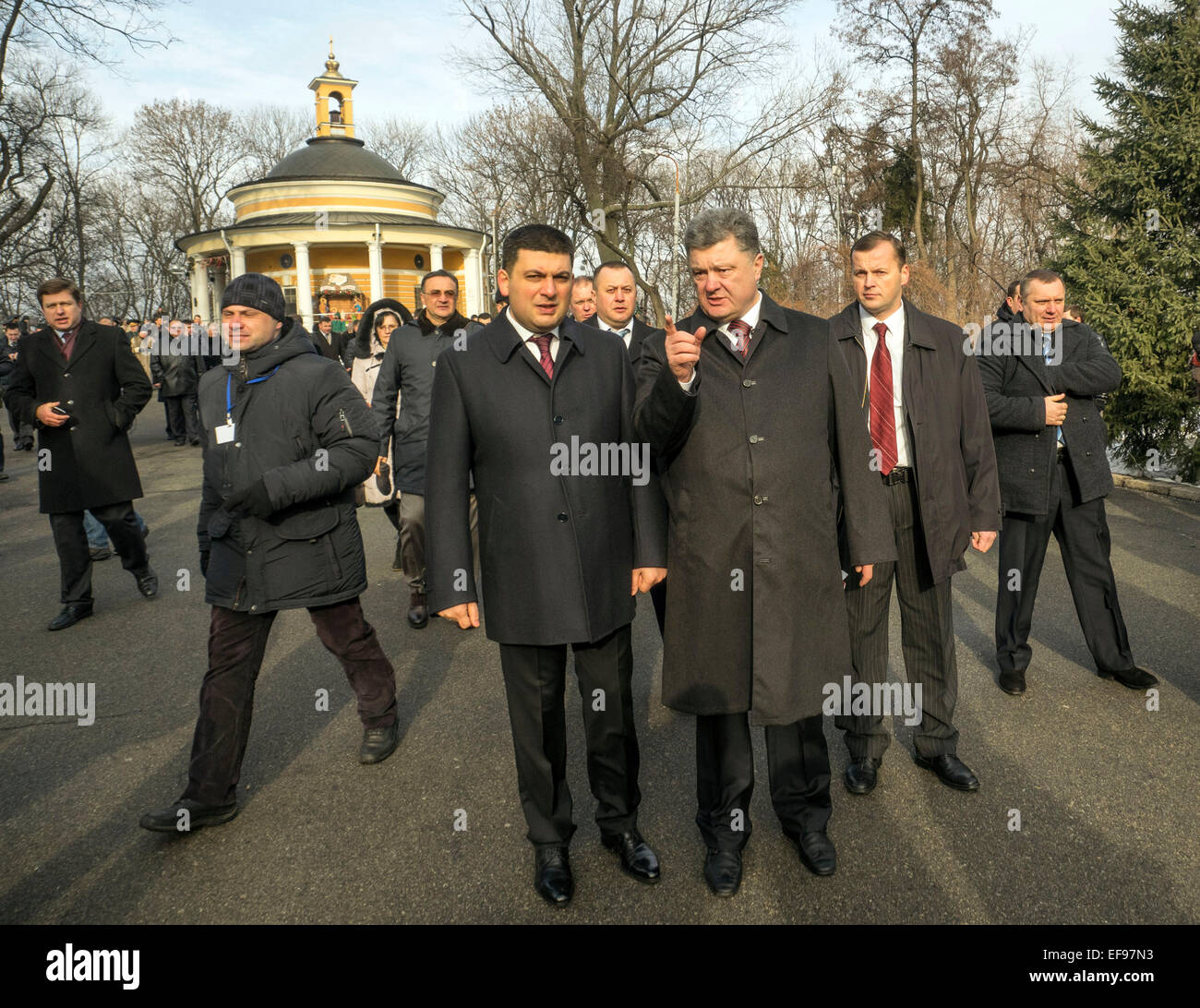 Kiev, Ucraina. 29 gen, 2015. Presidente Poroshenko, 29 gennaio 2015, ha partecipato alla cerimonia Kruty eroi, giovani ragazzi che in questo giorno nel 1918 vicino alla stazione Kruty nella regione di Chernihiv è entrato in una battaglia impari con i bolscevichi e sono morti di una morte eroica per l'Ucraina Repubblica popolare. Il presidente di cui fiori al memorial cross per gli eroi di Kruty Askold alla tomba di Kiev, dove la parte delle vittime reburied. Insieme con i partecipanti della cerimonia il Presidente ha reso omaggio ai caduti minuto di silenzio.Kiev, Ucraina. 29 gen, 2015. © Igor Golovnov/Alamy Live ne Foto Stock