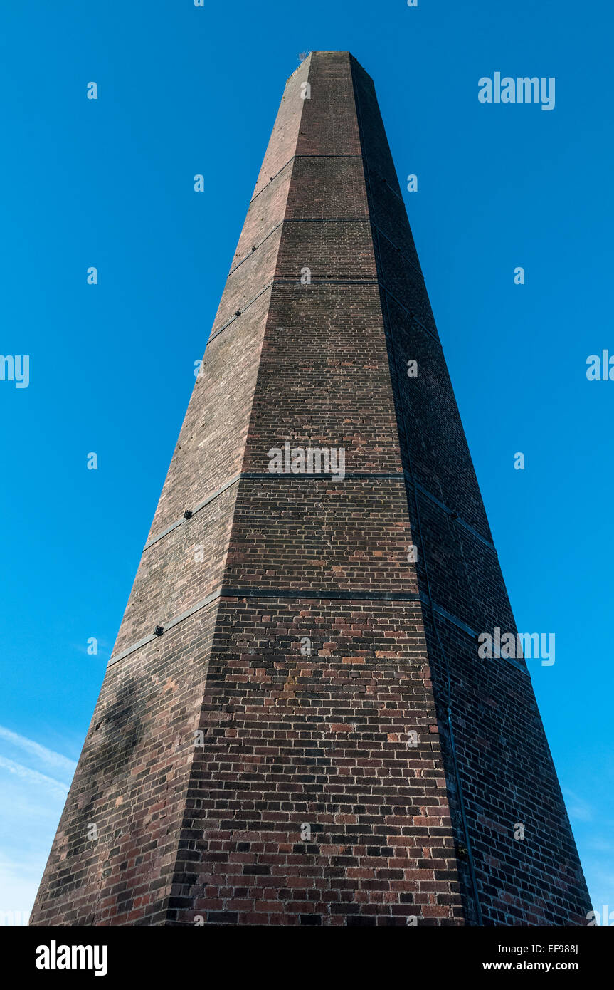 Vecchio mulino di mattoni del camino. Irwell Sentiero delle sculture. Foto Stock