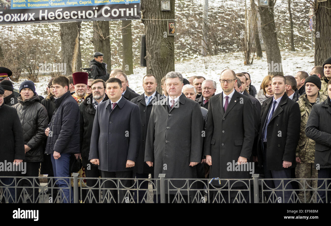 Gen 29, 2015 - Presidente Poroshenko, 29 gennaio 2015, ha partecipato alla cerimonia Kruty eroi, giovani ragazzi che in questo giorno nel 1918 vicino alla stazione Kruty nella regione di Chernihiv è entrato in una battaglia impari con i bolscevichi e sono morti di una morte eroica per l'Ucraina Repubblica popolare..Il presidente di cui fiori al memorial cross per gli eroi di Kruty Askold alla tomba di Kiev, dove la parte delle vittime reburied. Insieme con i partecipanti della cerimonia il Presidente ha reso omaggio ai caduti minuto di silenzio. (Credito Immagine: © Igor Golovniov/ZUMA filo) Foto Stock