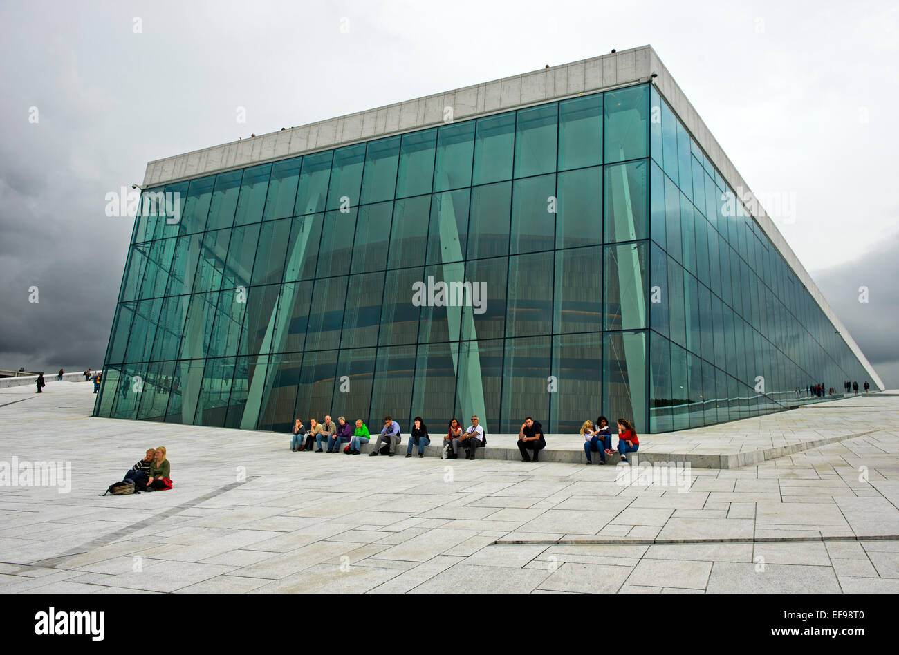 Visitatori sul tetto in marmo del teatro dell'opera di Oslo, Oslo, Norvegia Foto Stock