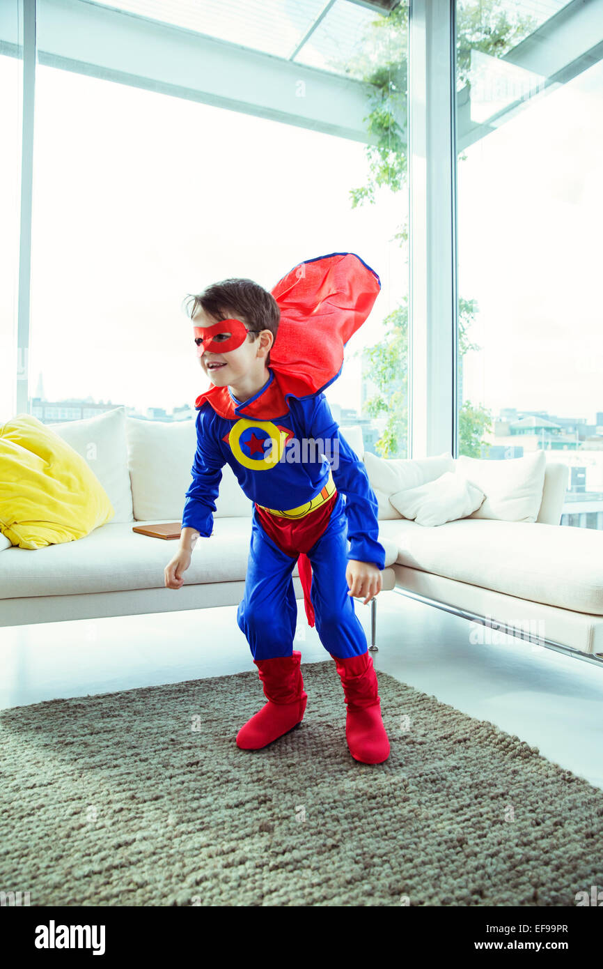 Il supereroe ragazzo giocando in salotto Foto Stock