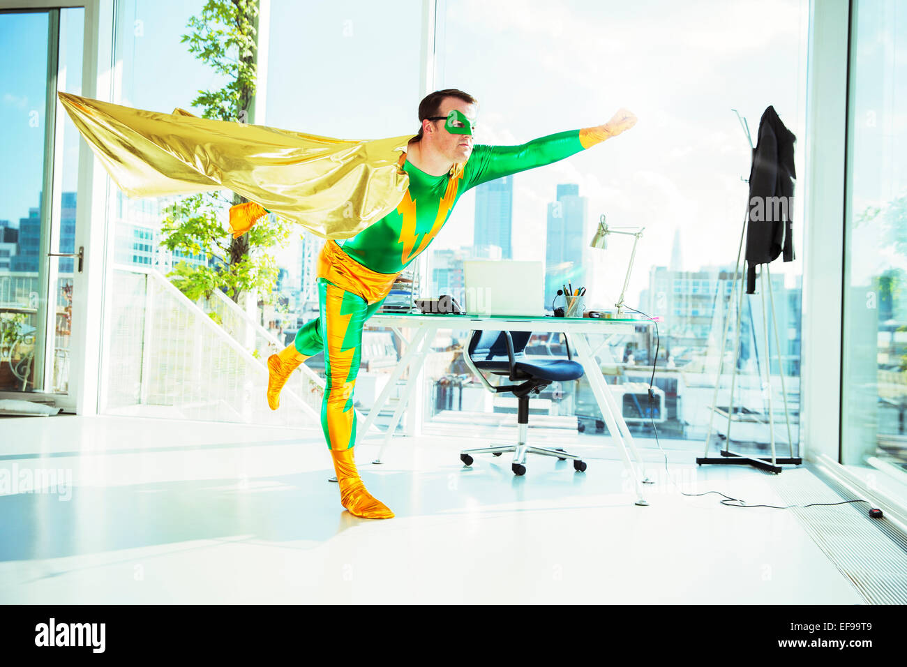 Il supereroe battenti in office Foto Stock