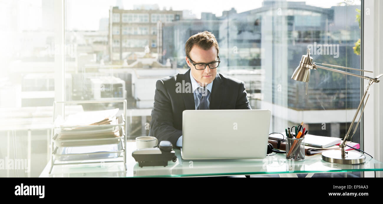 Imprenditore lavorando sul computer portatile in ufficio Foto Stock