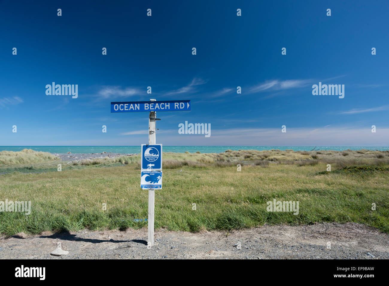 Evacuazione dello Tsunami Warnung avvertenza - Ocean Beach Road, Palliser Bay, Nuova Zelanda Foto Stock