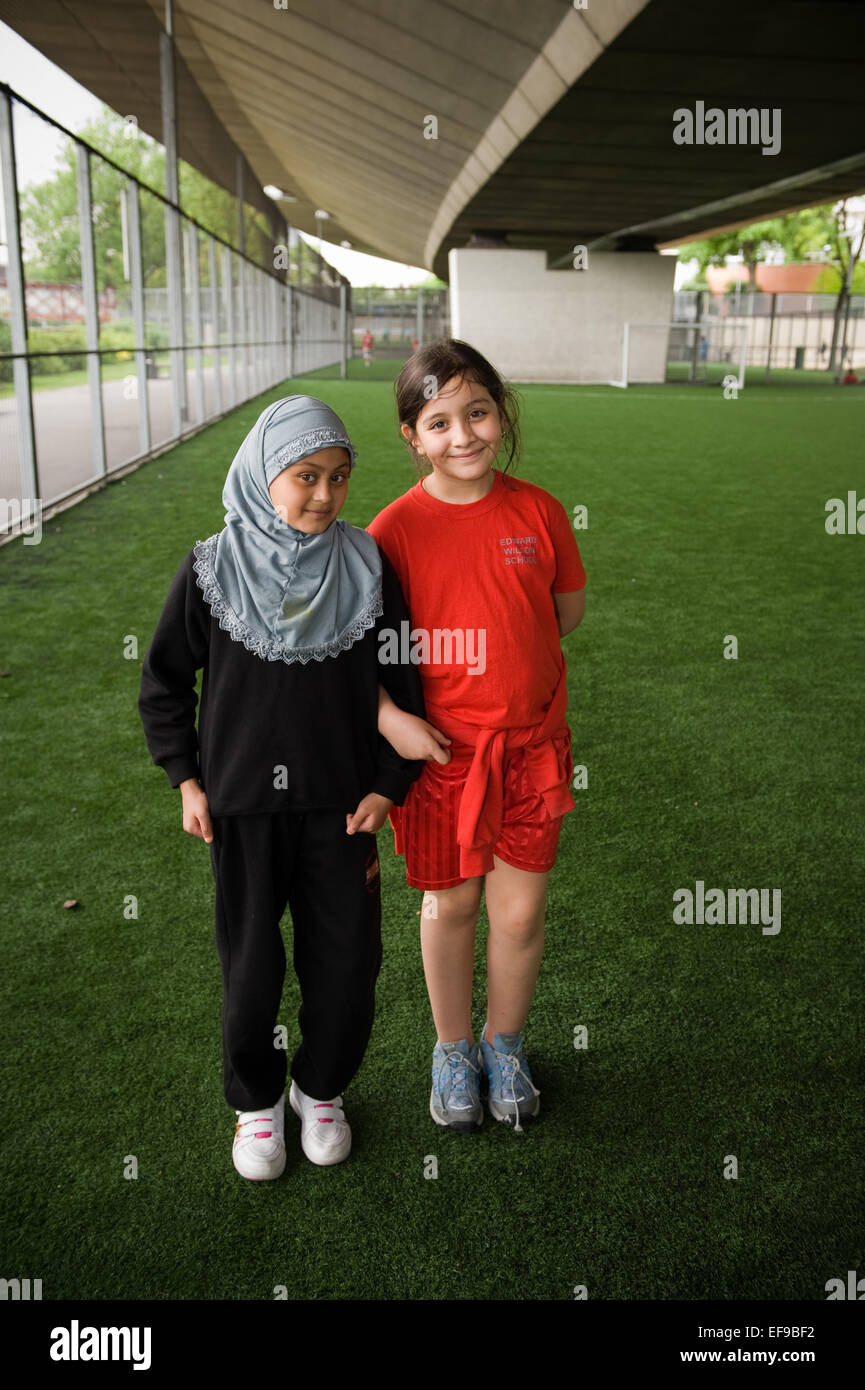 La scuola primaria le ragazze nella loro scuola sport kit London REGNO UNITO Foto Stock