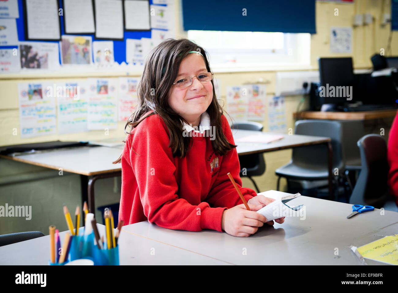 Scuola felice ragazza sorridente in classe scolastica camera scuola primaria, London Paddington W2 Foto Stock