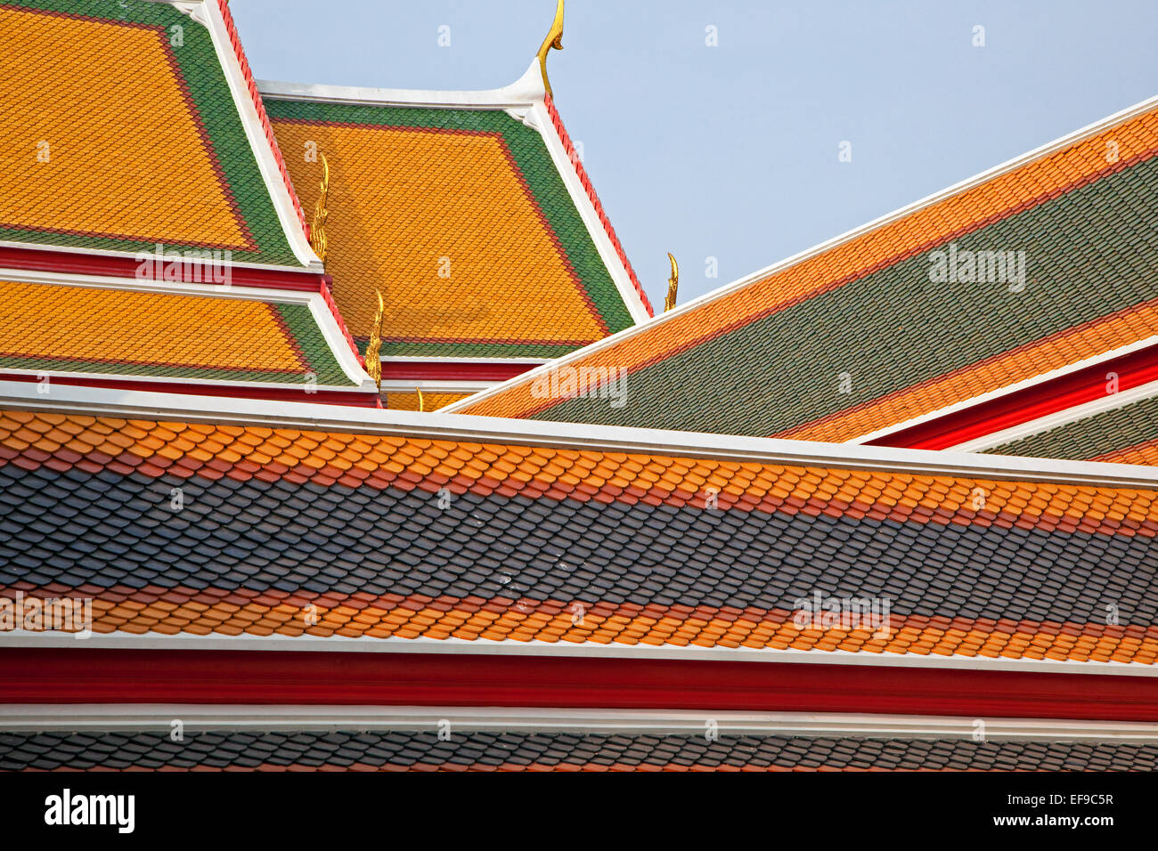 Piastrelle colorate su tetti di Wat Pho complessi / Tempio del Buddha Reclinato, tempio buddista, Phra Nakhon, Thailandia Foto Stock