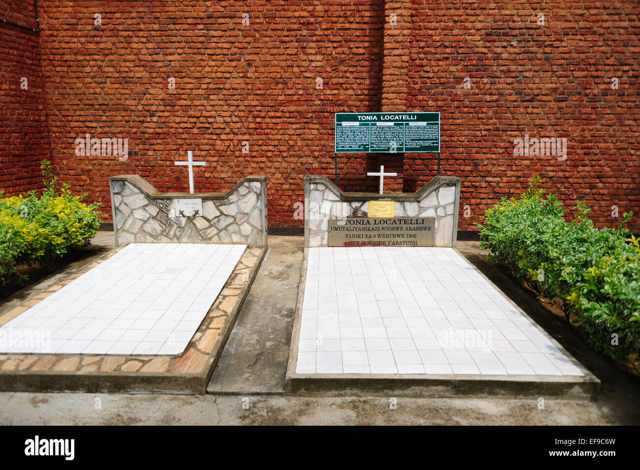 Nyamata memoriale del genocidio in Rwanda. La tomba di Antonia Locatelli Foto Stock